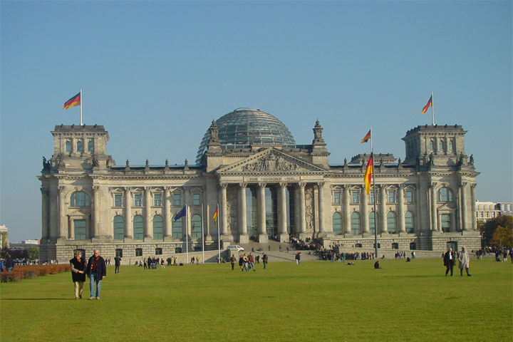 Farbfoto: Reichstagsgebäude in Berlin